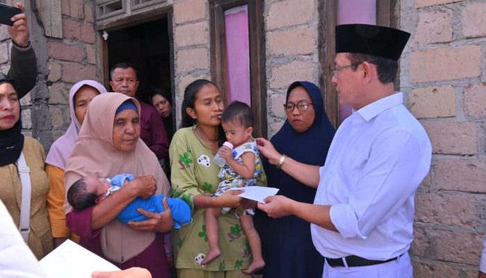 Pasca Wali Kebakaran di Kelurahan Padang Tiakar, Wako Zulmaeta Serahkan Bantuan