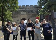 Ayu dan Daffa, Terima Sertifikat Pemenang Sayembara di Great Wall Tiongkok