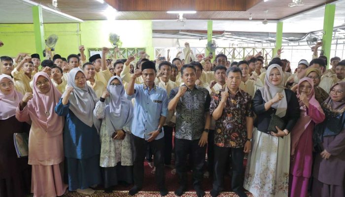Reses ke SMAN 12 Padang, Evi Yandri Janji Perjuangkan Fasilitas Sekolah Terdampak Banjir