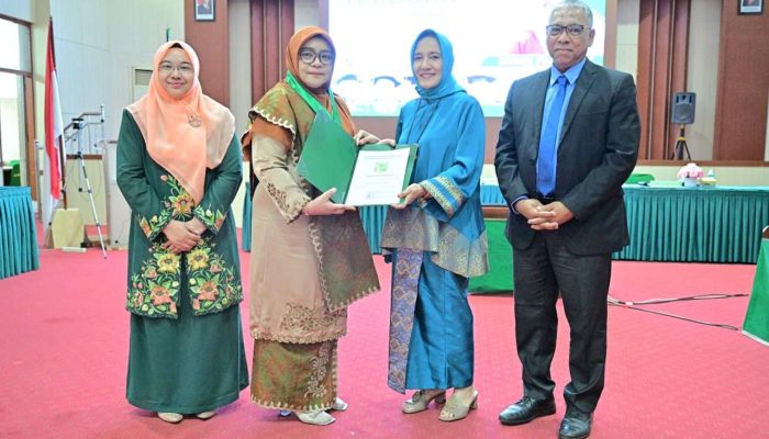 Kembangkan Edukasi Gigi Anak Berbasis Website, Ketua DWP Sumbar Arymbi Pujiastuty Raih Doktor