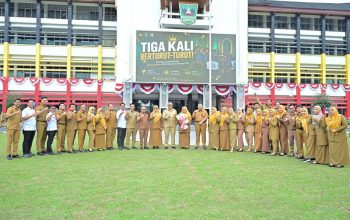 Sekdaprov Sumbar Berikan Penghargaan Kepada ASN Sekretariat Daerah Berprestasi