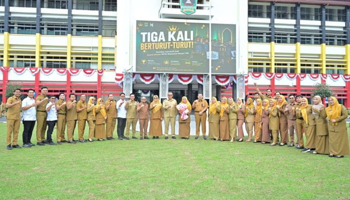 Sekdaprov Sumbar Berikan Penghargaan Kepada ASN Sekretariat Daerah Berprestasi