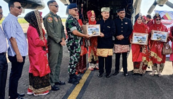 LKAAM Sumbar dan Gebu Minang Salurkan 5 Ton Rendang untuk Warga Terdampak Bencana NTT