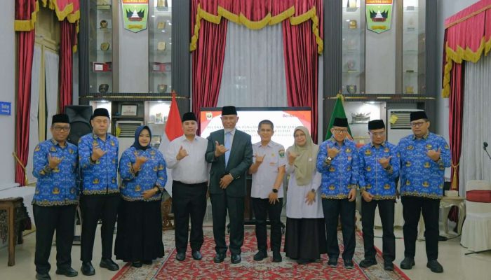 Lantik Enam Pejabat Eselon 2, Gubernur Mahyeldi: Pejabat Harus Hadir Menjawab Persoalan Masyarakat