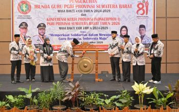 Kukuhkan Ibunda Guru PGRI Sumbar, Mahyeldi Tekankan Kompetensi dan Perlindungan Guru