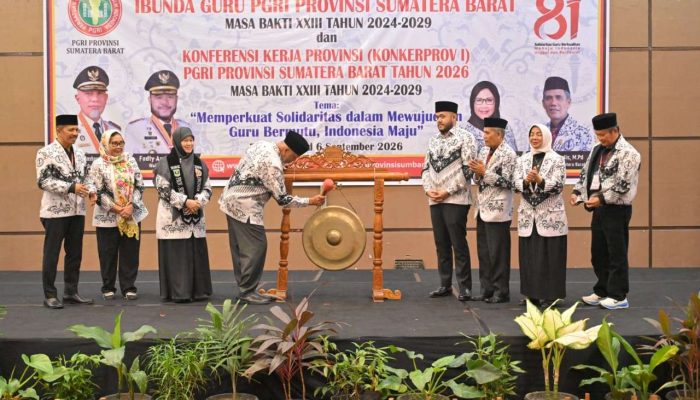 Kukuhkan Ibunda Guru PGRI Sumbar, Mahyeldi Tekankan Kompetensi dan Perlindungan Guru
