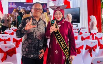 Lisda Hendrajoni Dianugerahi Bunda Literasi Sumatera Barat