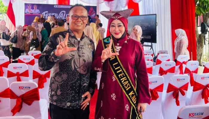 Lisda Hendrajoni Dianugerahi Bunda Literasi Sumatera Barat