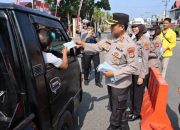 Polres Pasbar Turun Langsung ke Jalan Bagikan Masker, Antisipasi Dampak Kabut Asap Kalhutla