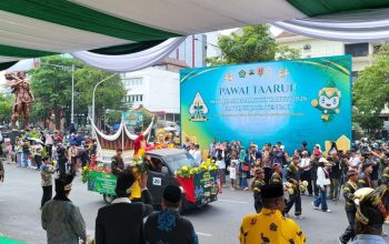 Khafilah Sumbar Tampilkan Miniatur Masjid Raya Syekh Ahmad Khatib Al Minangkabawi pada Pawai Ta’aruf MTQ Nasional di Semarang