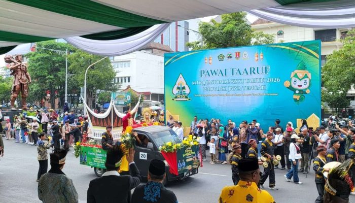 Khafilah Sumbar Tampilkan Miniatur Masjid Raya Syekh Ahmad Khatib Al Minangkabawi pada Pawai Ta’aruf MTQ Nasional di Semarang