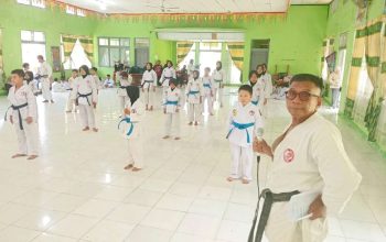 Bangga Jadi Karateka Senior, Sensei Yatimen Pimpin Ujian Kyu Lemkari di Batusangkar