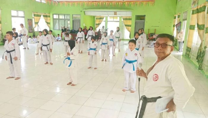 Bangga Jadi Karateka Senior, Sensei Yatimen Pimpin Ujian Kyu Lemkari di Batusangkar