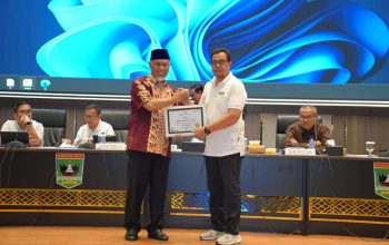 Gubernur Mahyeldi Berikan Penghargaan kepada Perangkat Daerah Peraih Predikat A dalam Evaluasi SAKIP