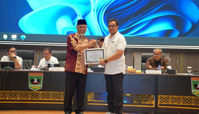 Gubernur Mahyeldi Berikan Penghargaan kepada Perangkat Daerah Peraih Predikat A dalam Evaluasi SAKIP