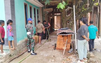 Kodim 0311/Pessel Gunakan Mobil Damkar Bantu Salurkan Air Bersih