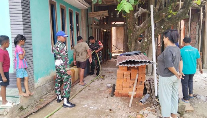 Kodim 0311/Pessel Gunakan Mobil Damkar Bantu Salurkan Air Bersih