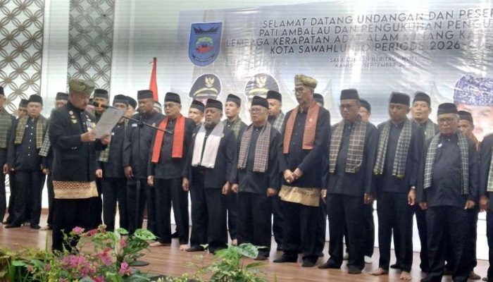 Prof. Dr. Fauzi Bahar Dt. Sati Kukuhkan Pengurus LKAAM Kota Sawahlunto, Dahler Dt. Panghulu Sati Jadi Ketua
