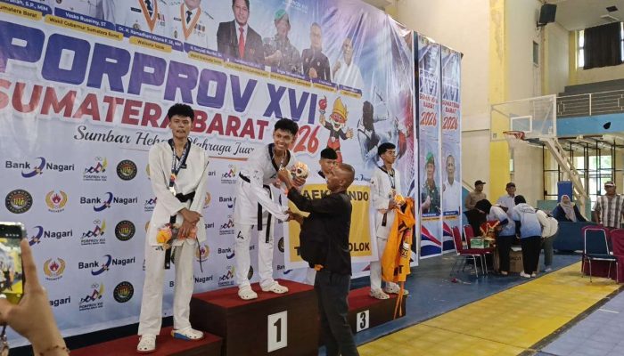 Emas Perdana Kontingen Pasaman Diraih Rizon Badarsyah dari Cabor Taekwondo