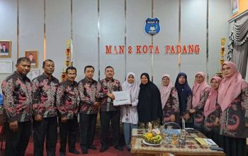 MAN 2 Padang Salurkan Bantuan Rp6 Juta untuk Alumni yang Kuliah di Al Azhar Mesir