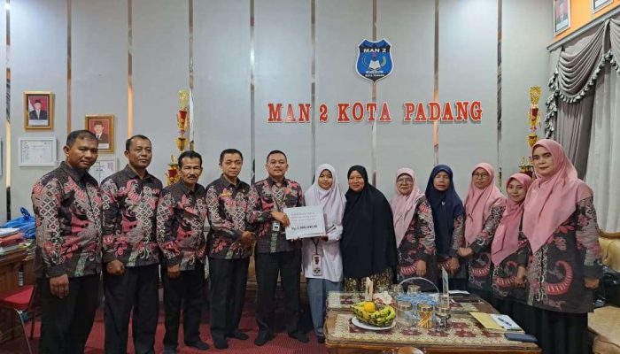 MAN 2 Padang Salurkan Bantuan Rp6 Juta untuk Alumni yang Kuliah di Al Azhar Mesir