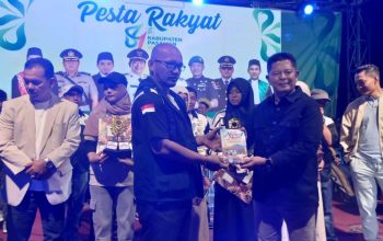 Bupati Welly Suhery Serahkan Hadiah, Lomba Esay Pelajar Pasaman Jadi Buku Antologi