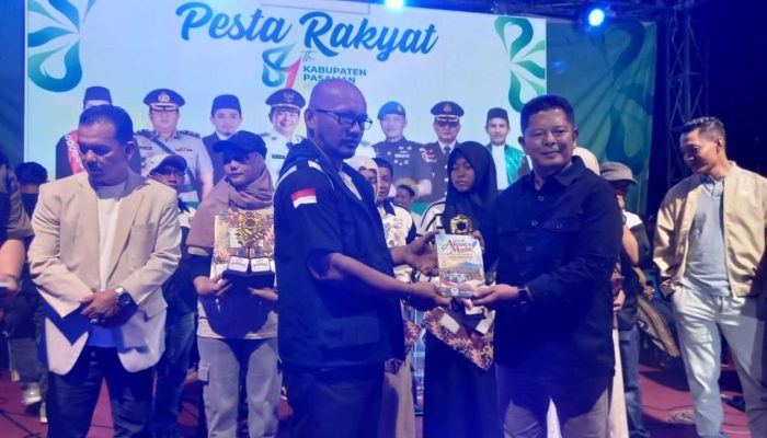 Bupati Welly Suhery Serahkan Hadiah, Lomba Esay Pelajar Pasaman Jadi Buku Antologi