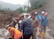Bantu Pengendara Terjebak Lumpur, Tim Terpadu Dorong Kendaraan Warga