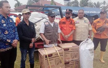 Dukung Pemulihan Pasca Banjir di Tapan, Wabup Pessel Risnaldi Ibrahim Serahkan Bantuan Genset dan Tenda