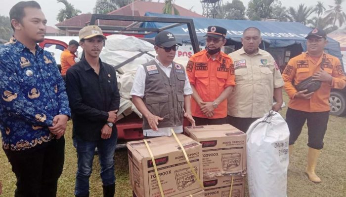 Dukung Pemulihan Pasca Banjir di Tapan, Wabup Pessel Risnaldi Ibrahim Serahkan Bantuan Genset dan Tenda