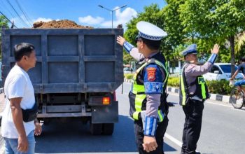 Satlantas Polresta Padang Sisir Bypass, Truk Parkir Sembarangan dan Muatan Pasir Tanpa Terpal Ditertibkan