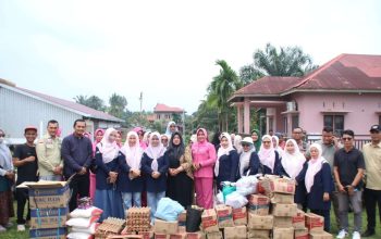 Peduli Bencana Banjir dan Longsor Tapan, Ketua GOW dan DW Pessel Salurkan Bansos dan Alat Tulis