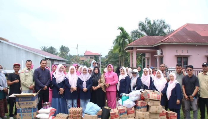 Peduli Bencana Banjir dan Longsor Tapan, Ketua GOW dan DW Pessel Salurkan Bansos dan Alat Tulis