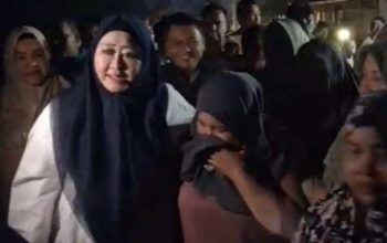 Tangis Haru Pecah Saat Lisda Hendrajoni Kunjungi Warga Terdampak Bencana di Tapan