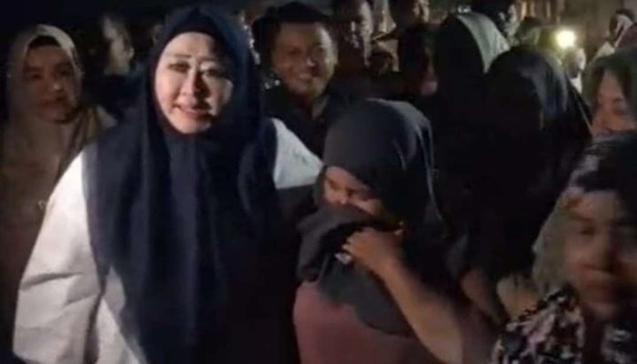 Tangis Haru Pecah Saat Lisda Hendrajoni Kunjungi Warga Terdampak Bencana di Tapan