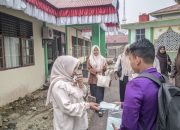 Peduli Kabut Asap Karhutla, HMPS PAI STAI YDI Lubuk Sikaping Turun ke Jalan Bagikan Masker Gratis