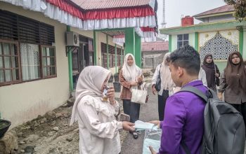 Peduli Kabut Asap Karhutla, HMPS PAI STAI YDI Lubuk Sikaping Turun ke Jalan Bagikan Masker Gratis