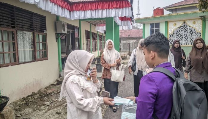 Peduli Kabut Asap Karhutla, HMPS PAI STAI YDI Lubuk Sikaping Turun ke Jalan Bagikan Masker Gratis